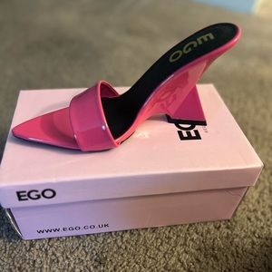 PAPRIKA POINTED PEEP TOE CUT OUT WEDGE HEEL MULE IN PINK PATENT